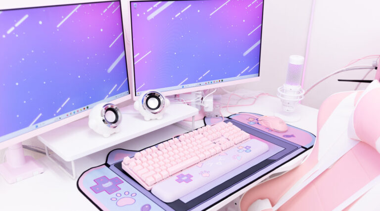 ピンクのキーボードとモニターの寄り