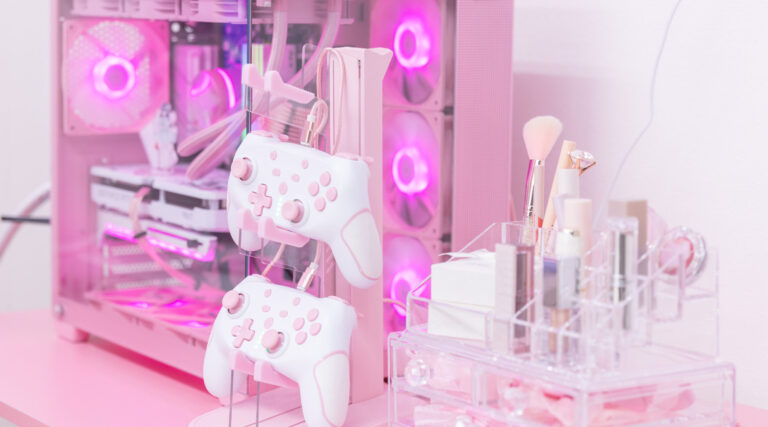ゲームのコントローラーとコスメを並べた棚